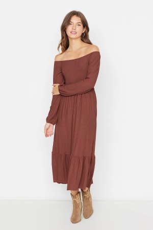 Вязаное платье в рубчик с воротником «кармен» принтом верблюжьего цвета, коричневый Trendyol