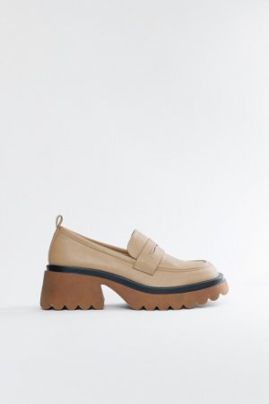 Туфли-лоферы кожаные на каблуке с тракторной платформой befree. Цвет: бежевый
