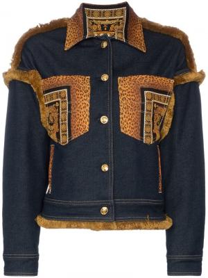 Джинсовая куртка с отделкой леопардовым принтом Versace. Цвет: синий