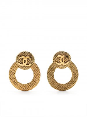 Серьги-кольца 1980-1990-х годов с логотипом CC Chanel Pre-Owned. Цвет: золотистый