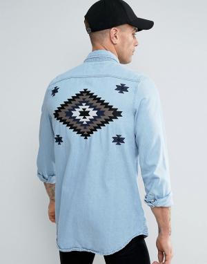 Джинсовая рубашка с вышивкой Liquor N Poker. Цвет: синий