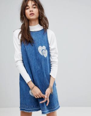 Джинсовое платье с рваной отделкой Love Moschino. Цвет: синий