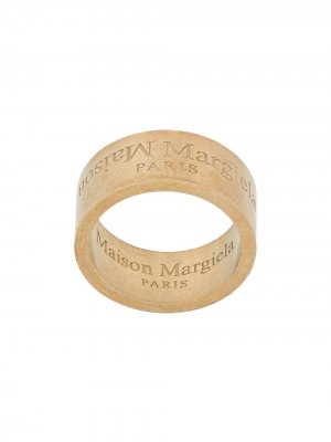 Серебряное кольцо с гравировкой Maison Margiela. Цвет: золотистый
