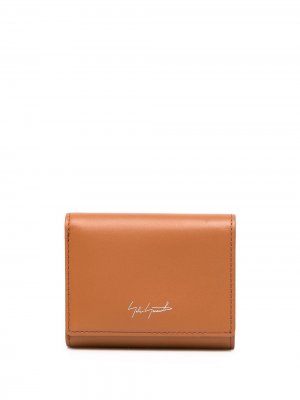 Компактный кошелек с тисненым логотипом Discord Yohji Yamamoto. Цвет: коричневый