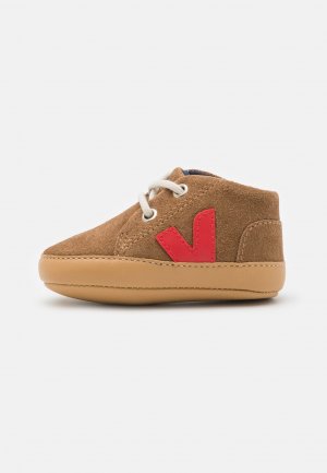 Туфли для ползания BABY UNISEX , цвет brown/red Veja