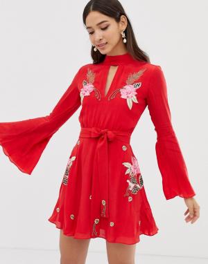 Короткое приталенное платье с вышивкой в виде роз Millie Mackintosh. Цвет: красный