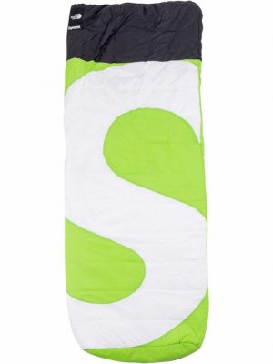 Спальный мешок из коллаборации с North Face Supreme. Цвет: зеленый