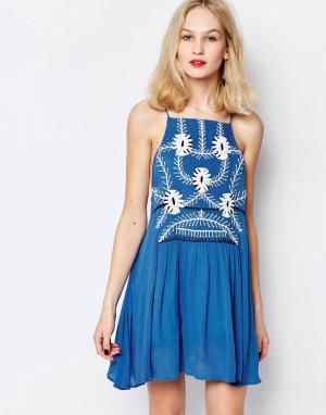 Короткое приталенное платье с цветочной вышивкой Sumatra Piper. Цвет: синий