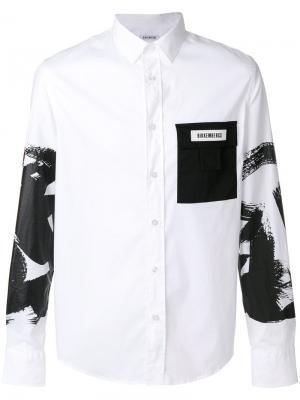 Рубашка с контрастным карманом и принтами на рукавах Dirk Bikkembergs. Цвет: белый