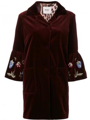 Бархатное пальто с вышивкой на рукавах Bazar Deluxe. Цвет: красный