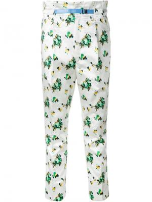 Укороченные брюки с цветочным принтом Toga. Цвет: белый