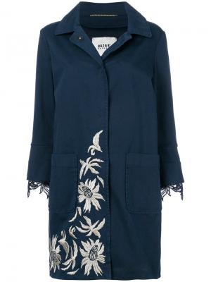 Пальто с цветочной вышивкой и кружевной отделкой Bazar Deluxe. Цвет: синий