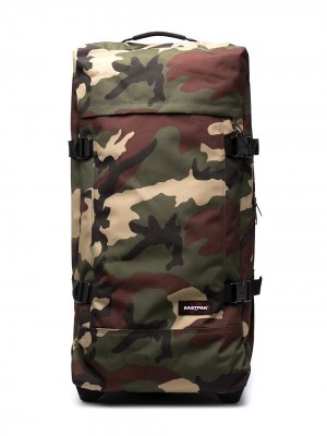 Дорожная сумка с камуфляжным принтом Eastpak. Цвет: зеленый