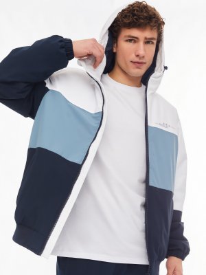 Утеплённая куртка-бомбер на синтепоне с капюшоном zolla. Цвет: синий