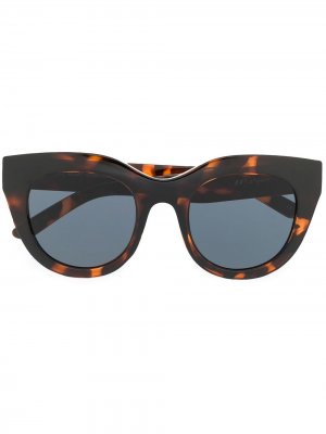 Солнцезащитные очки в широкой оправе черепаховой расцветки Le Specs. Цвет: коричневый