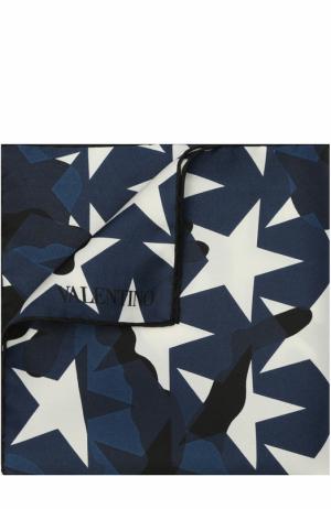 Шелковый платок с камуфляжным принтом Valentino. Цвет: синий