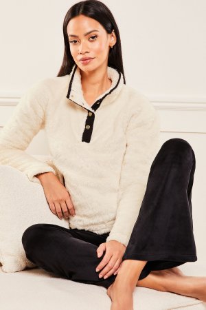 Мягкий свитер с контрастной отделкой и застежкой на пуговицы , белый Lipsy