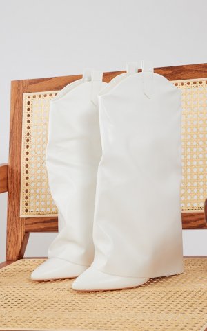 Белые широкие сапоги из искусственной кожи на высоком каблуке с загнутым носком и высоким каблуком PrettyLittleThing