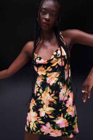 Короткое платье на бретелях , черный/цветы H&M