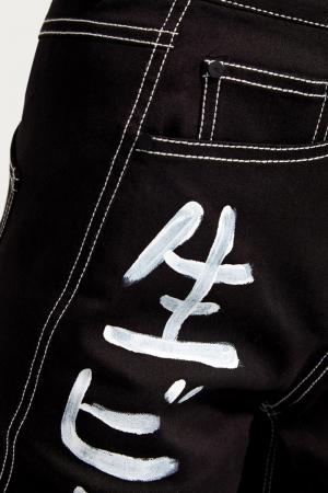 Черные джинсы с иероглифами Yuzhe Studios. Цвет: черный
