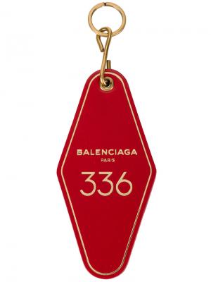 Брелок для ключей в виде ярлыка отельного номера Balenciaga. Цвет: красный