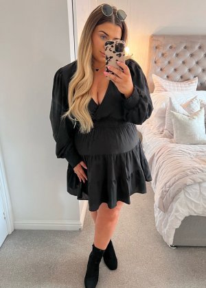 Черное мини-платье с жатым глубоким вырезом Danielle In The Style