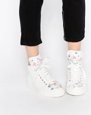 Белые высокие кроссовки с 3D‑цветами и пайетками Bumble Minna Parikka. Цвет: белый