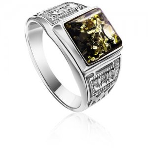 Перстень квадратной формы из серебра с натуральным янтарём и кристаллами «Цезарь» Amberholl. Цвет: зеленый