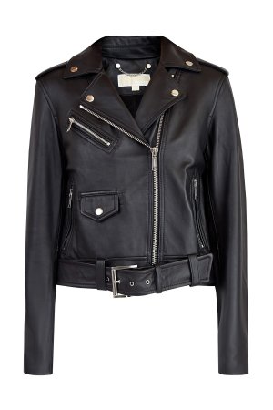 Классическая куртка-косуха из глянцевой кожи с массивной фурнитурой MICHAEL Kors. Цвет: черный
