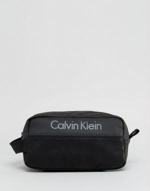 Несессер Play Calvin Klein. Цвет: черный