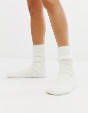 Fluffy Slipper Socks New Look. Цвет: белый