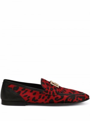 Лоферы с леопардовым принтом и логотипом Dolce & Gabbana. Цвет: красный