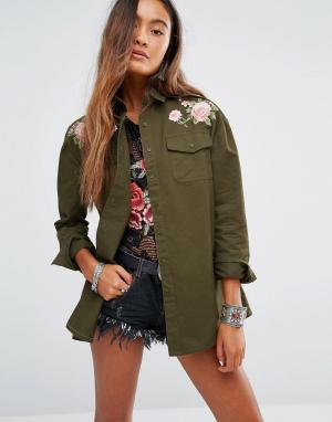 Куртка-рубашка в стиле милитари с цветочной вышивкой Young Bohemians. Цвет: зеленый