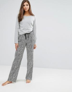 Пижама с лонгсливом в чехле Calvin Klein. Цвет: мульти