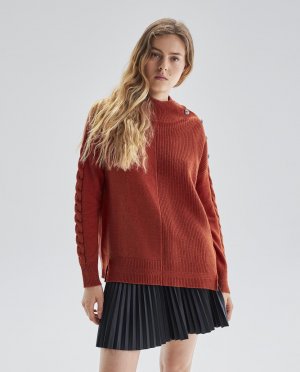 Женский свитер с высоким воротником и косой вязкой на рукавах , красный IKKS. Цвет: красный