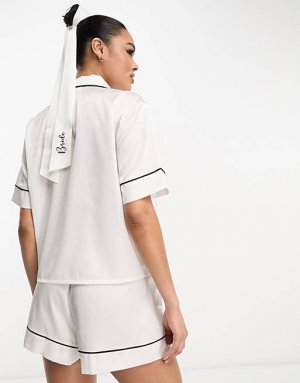 Белый атласный двубортный комплект из рубашки и короткой пижамы с резинкой для волос DESIGN невесты Asos