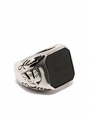 Перстень с гравировкой Alexander McQueen. Цвет: серебристый