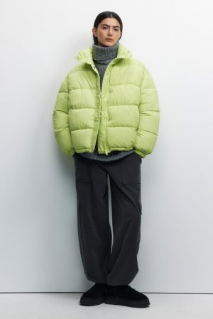 Куртка-пуховик стеганая с воротником-стойкой befree. Цвет: зеленый