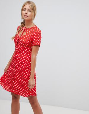 Короткое приталенное платье с вырезом капелькой -Красный Gilli