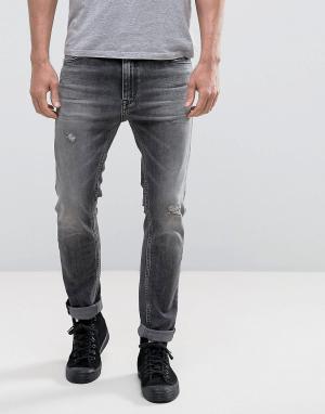 Зауженные рваные джинсы с заплатками и эффектом кислотной стирки Calvi Calvin Klein Jeans. Цвет: черный