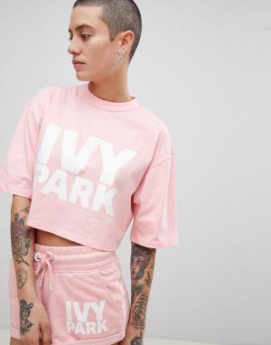 Розовая укороченная футболка с короткими рукавами и логотипом Ivy Park. Цвет: розовый