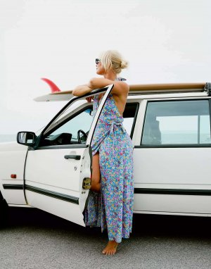 X Amanda Djerf Lets Hang летнее платье макси с запахом и ярким цветочным принтом - МУЛЬТИ Billabong