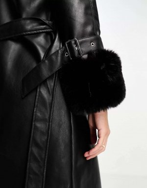 Черное длинное пальто из искусственной кожи с отделкой искусственного меха QED London. Цвет: черный