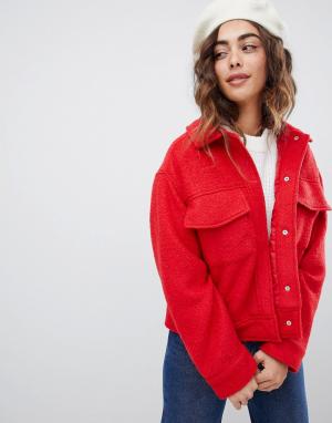 Красная фактурная короткая куртка с большими карманами Monki. Цвет: бежевый