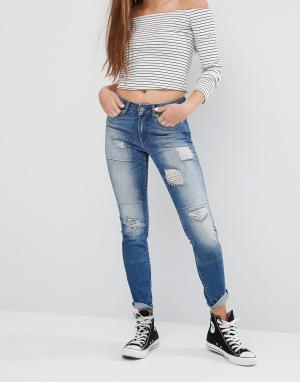 Зауженные джинсы с прорезами и заплатками Lucy L30 Noisy May. Цвет: синий