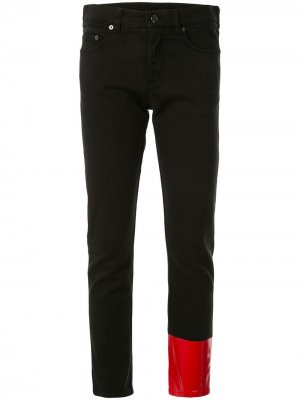 Укороченные джинсы с нашивками Nº21. Цвет: черный