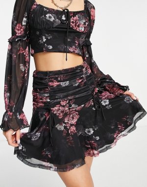 Присборенная мини-юбка черного цвета с оборкой по нижнему краю и цветочным принтом от комплекта -Черный Love Triangle