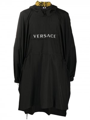 Анорак с логотипом Versace. Цвет: черный