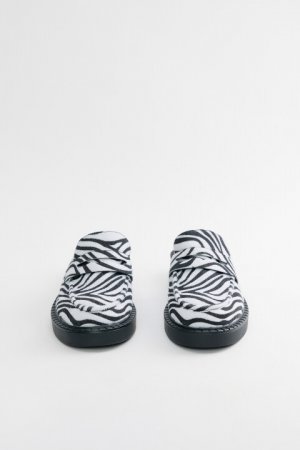 Туфли-лоферы с открытой пяткой и зебровым принтом befree. Цвет: мультиколор
