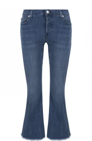 Укороченные расклешенные джинсы с потертостями MICHAEL Kors. Цвет: голубой